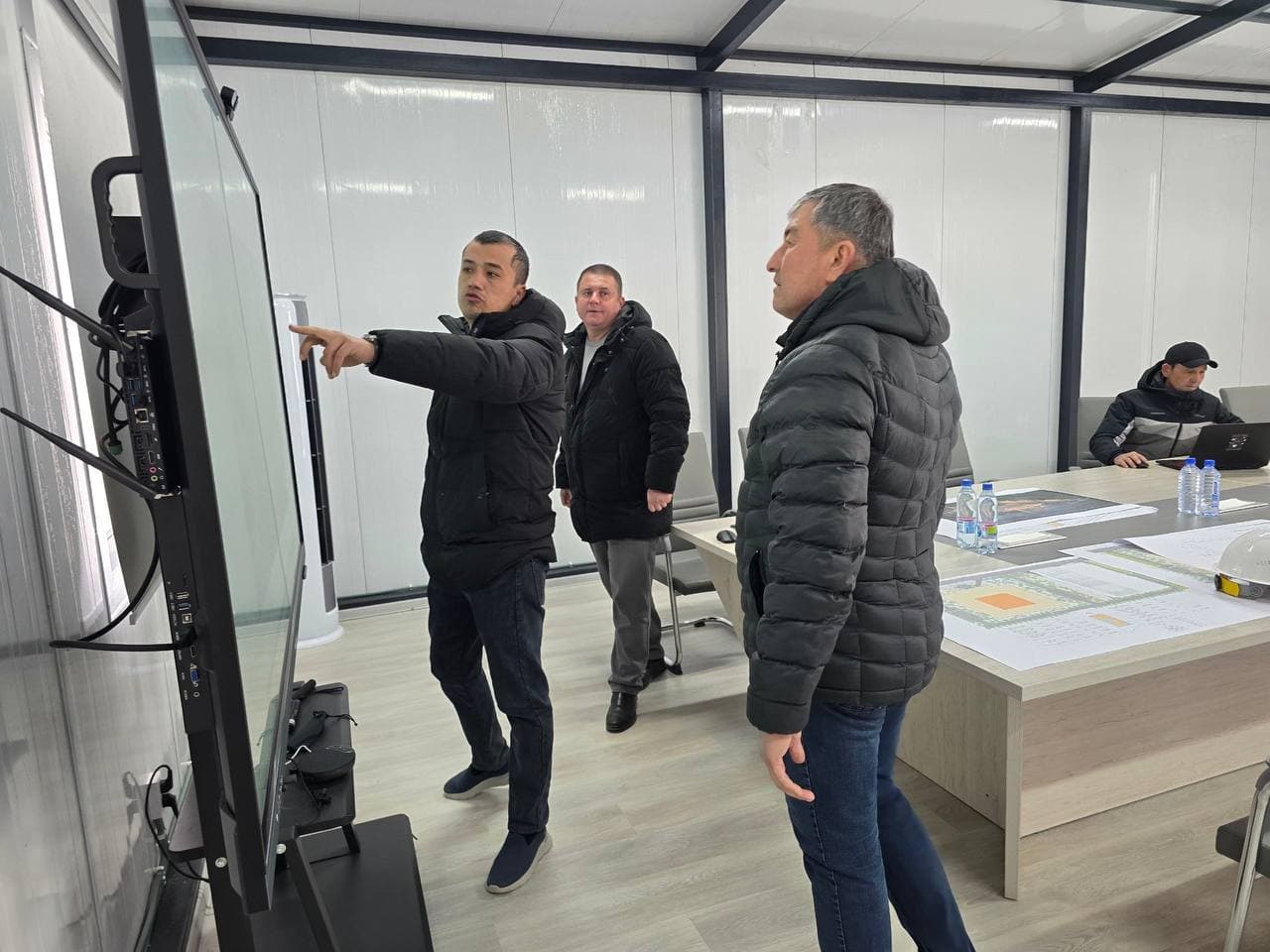 Vazir o‘rinbosari Xorazm viloyatida bo’lib hududda amalga oshirilayotgan yirik qurilish loyihalari bilan tanishmoqda