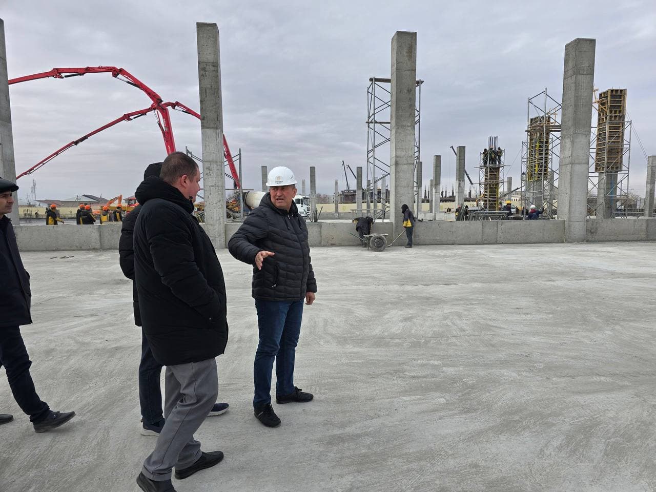 Vazir o‘rinbosari Xorazm viloyatida bo’lib hududda amalga oshirilayotgan yirik qurilish loyihalari bilan tanishmoqda