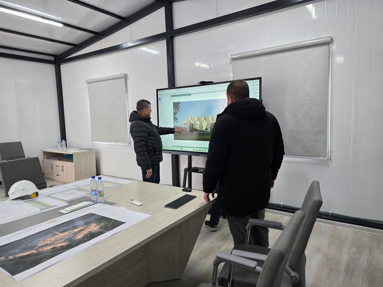 Vazir o‘rinbosari Xorazm viloyatida bo’lib hududda amalga oshirilayotgan yirik qurilish loyihalari bilan tanishmoqda