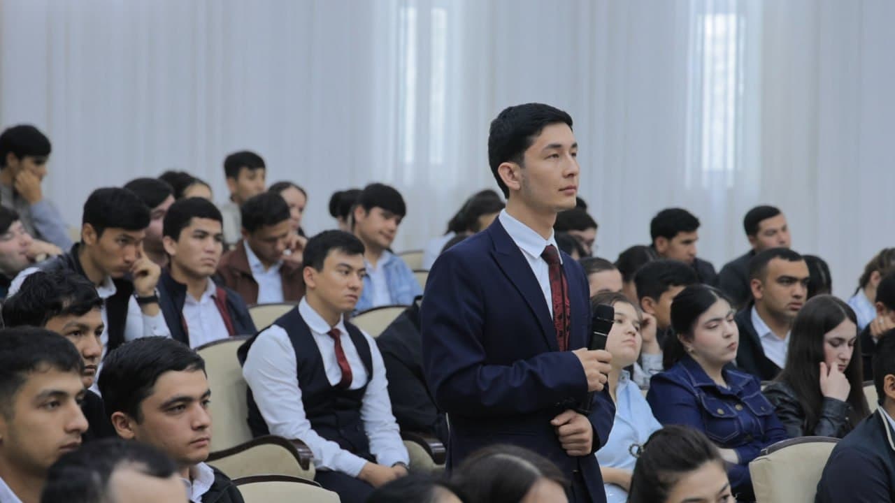 Vazir Buxoroda yoshlar bilan uchrashdi