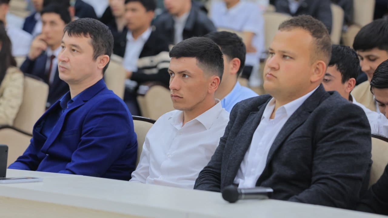 Vazir Buxoroda yoshlar bilan uchrashdi