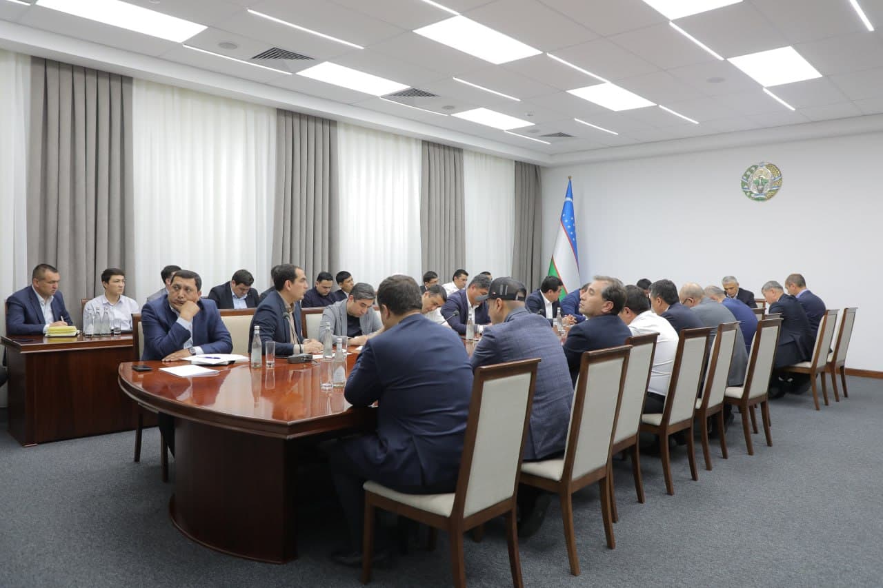 Qurilish va uy-joy kommunal xo‘jaligi vazirligida ustuvor vazifalar muhokama qilindi