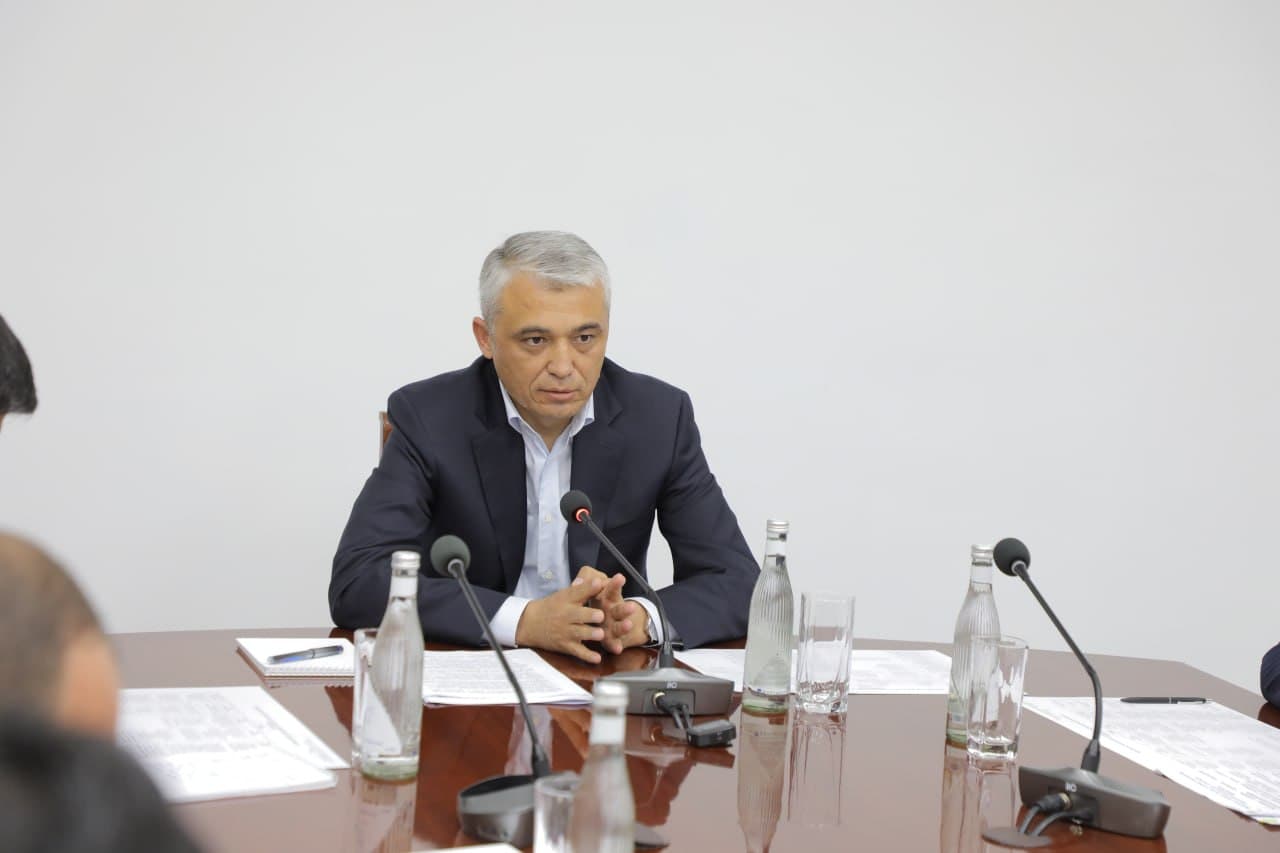 Qurilish va uy-joy kommunal xo‘jaligi vazirligida ustuvor vazifalar muhokama qilindi