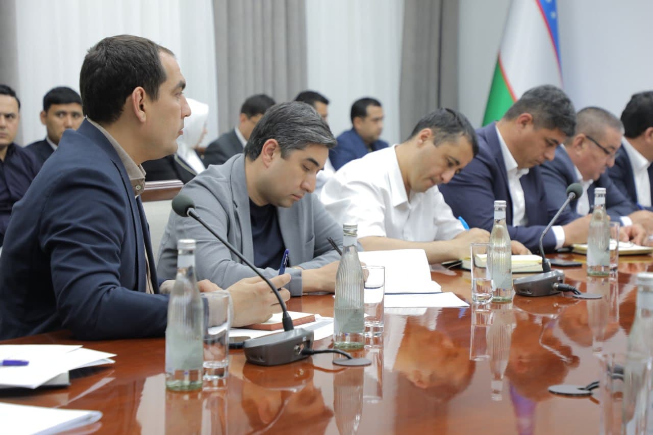 Qurilish va uy-joy kommunal xo‘jaligi vazirligida ustuvor vazifalar muhokama qilindi