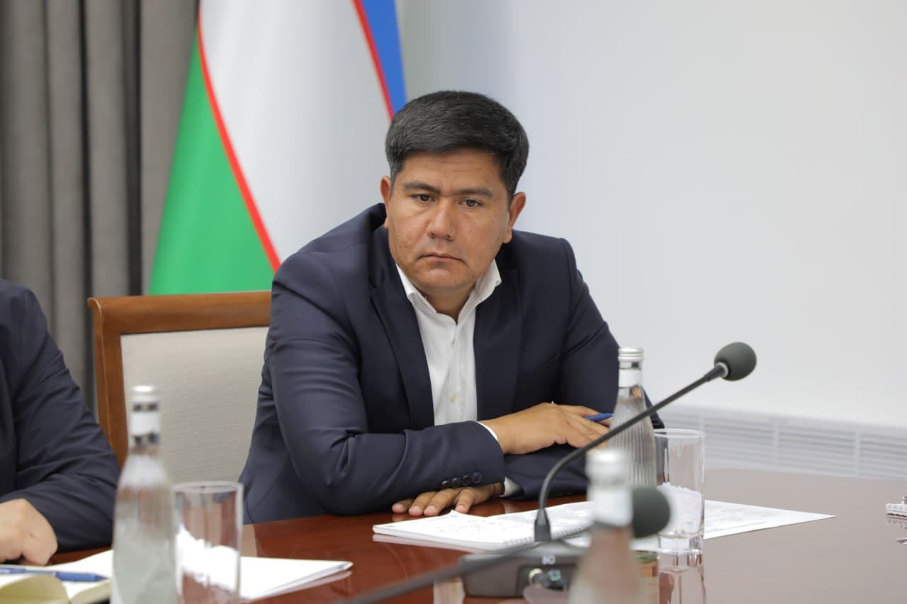 Qurilish va uy-joy kommunal xo‘jaligi vazirligida ustuvor vazifalar muhokama qilindi