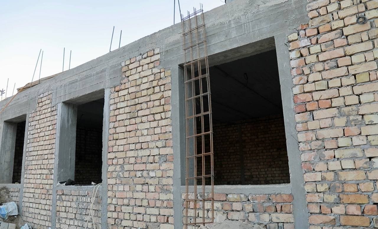 Bekobod tumanidagi maktab qurilishida sifat va mehnat xavfsizligi masalalari tanqidiy ko‘rib chiqildi