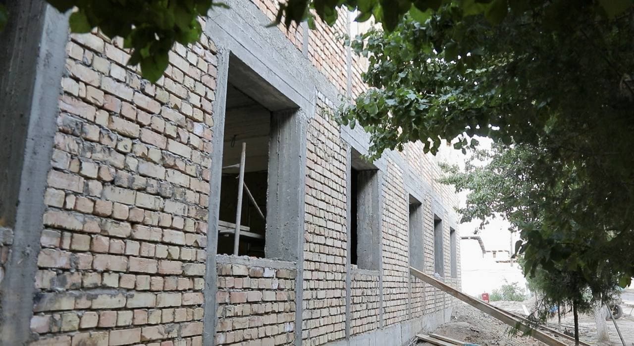 Bekobod tumanidagi maktab qurilishida sifat va mehnat xavfsizligi masalalari tanqidiy ko‘rib chiqildi