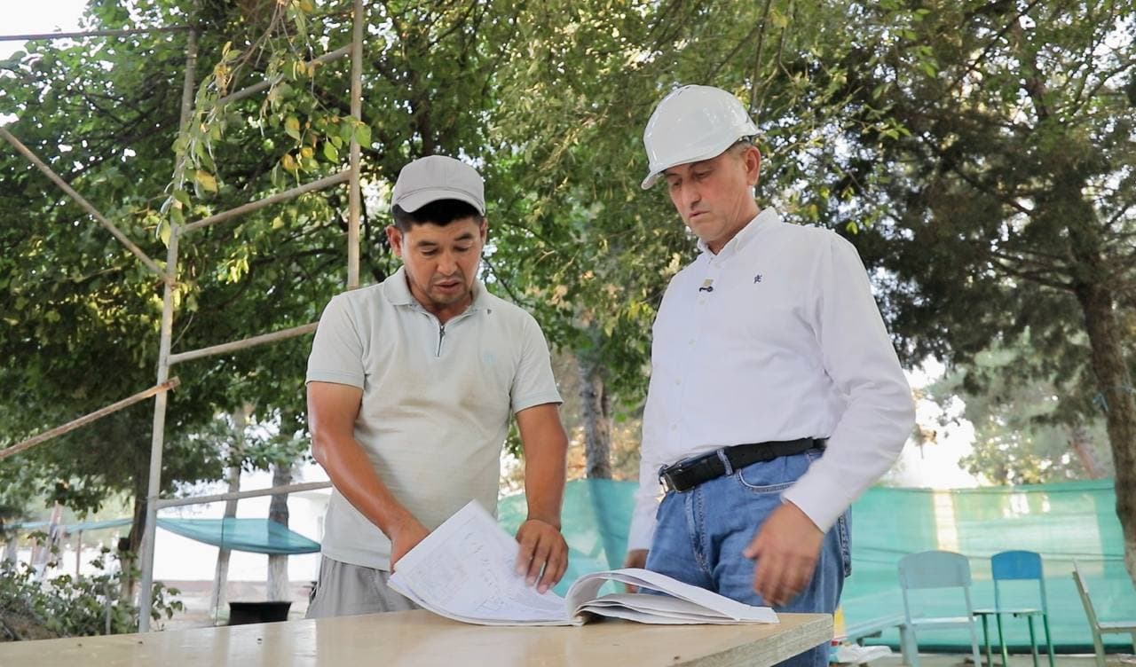 Bekobod tumanidagi maktab qurilishida sifat va mehnat xavfsizligi masalalari tanqidiy ko‘rib chiqildi