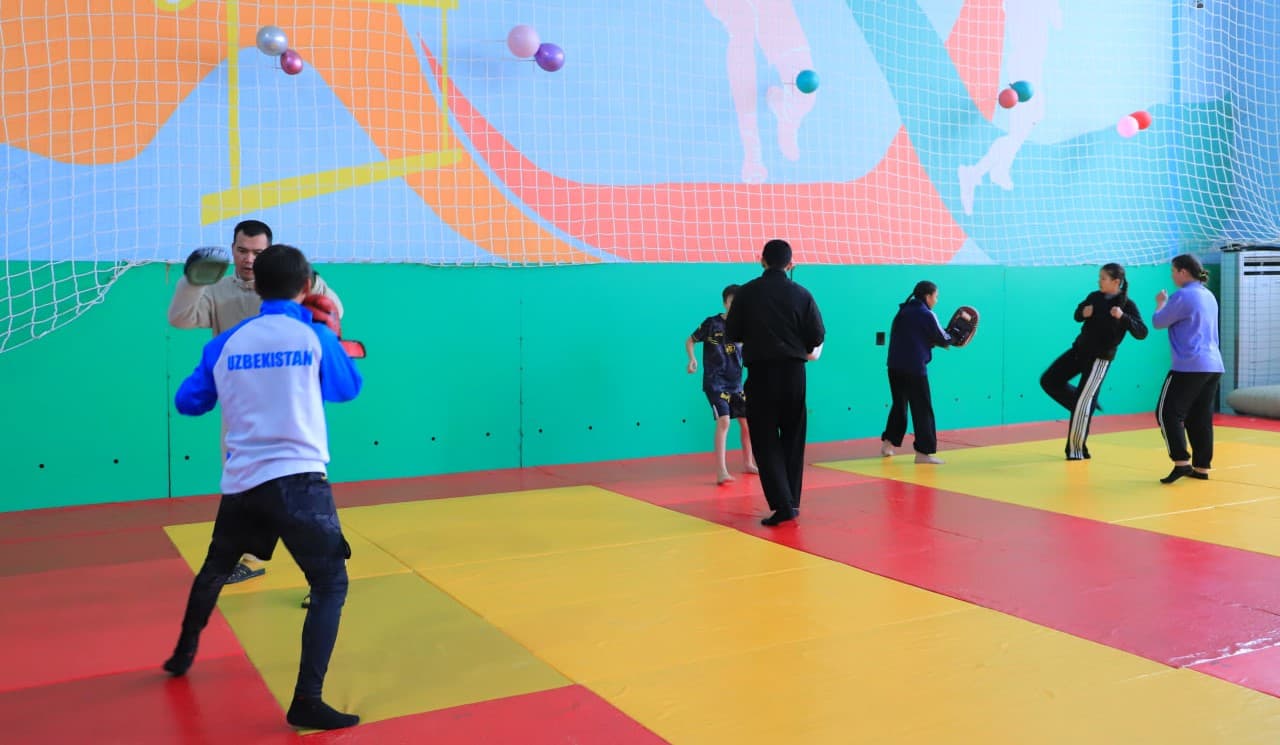 Zarbdor tuman hokimi Bekzod Tashpulatov tumandagi sport maktabi faoliyati bilan tanishdi.