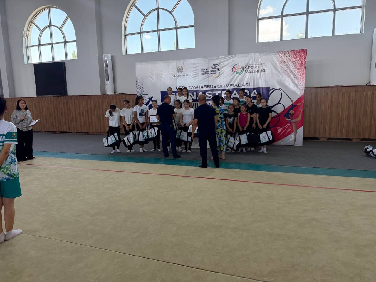 Gimnastrada: Viloyat bosqichida Zarbdor tumani jamoasi 1-oʻrinni qo'lga kiritdi