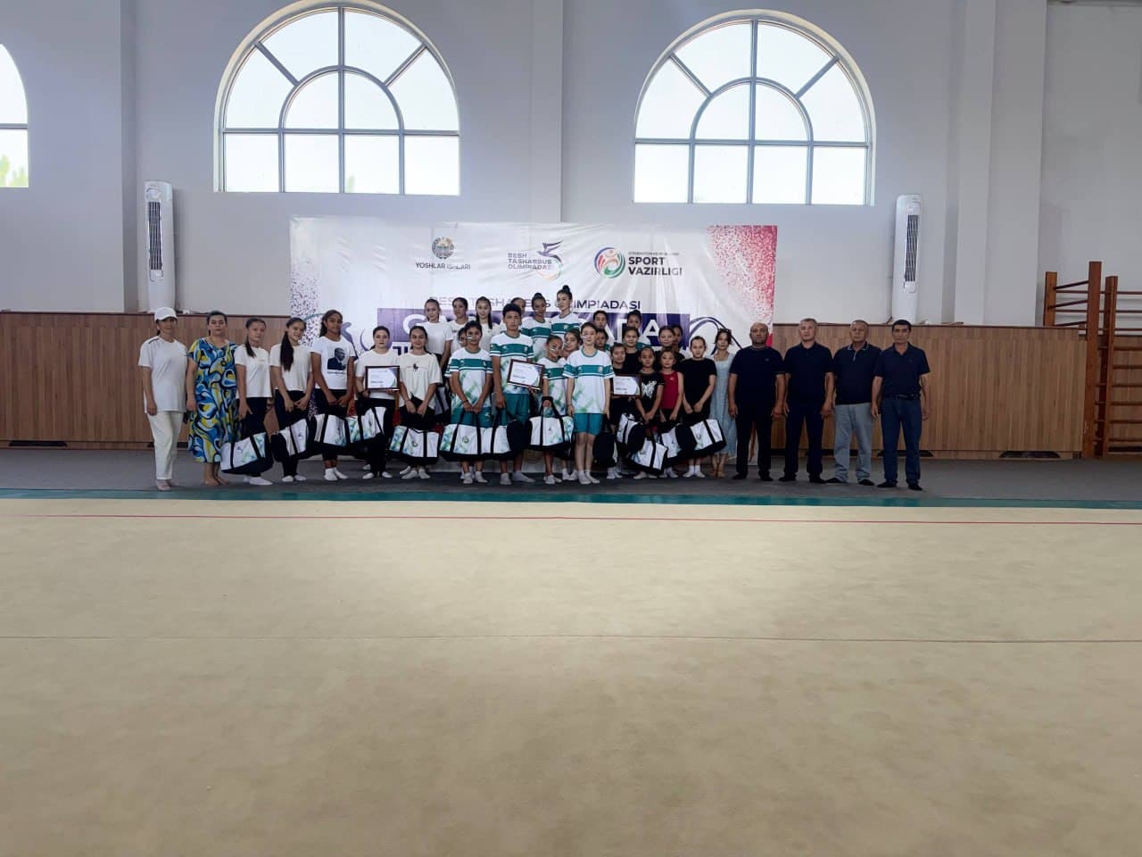 Gimnastrada: Viloyat bosqichida Zarbdor tumani jamoasi 1-oʻrinni qo'lga kiritdi