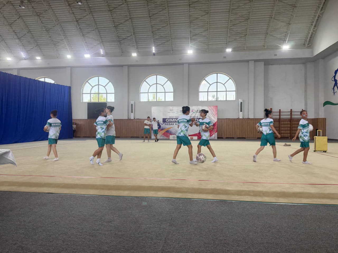 Gimnastrada: Viloyat bosqichida Zarbdor tumani jamoasi 1-oʻrinni qo'lga kiritdi