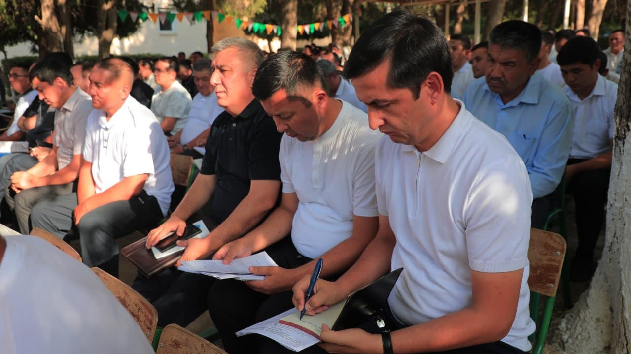 "Yoshlar kuni" munosabati bilan viloyat rahbarlari Zarbdor tumanida yoshlar oʻrtasida jinoyatchilik va huquqbuzarliklarning oldini olish borasidagi ishlarni muhokama qildi.