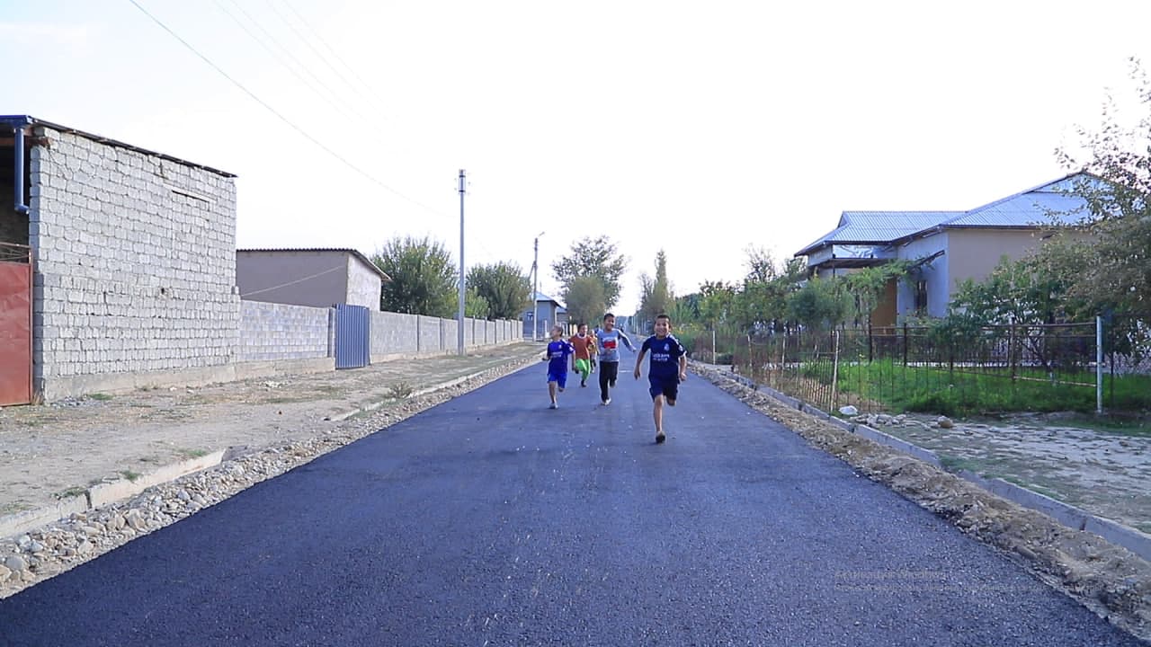 ANDIJON MAHALLASIDA ICHKI YO‘LLAR ASFALTLASHTIRILMOQDA