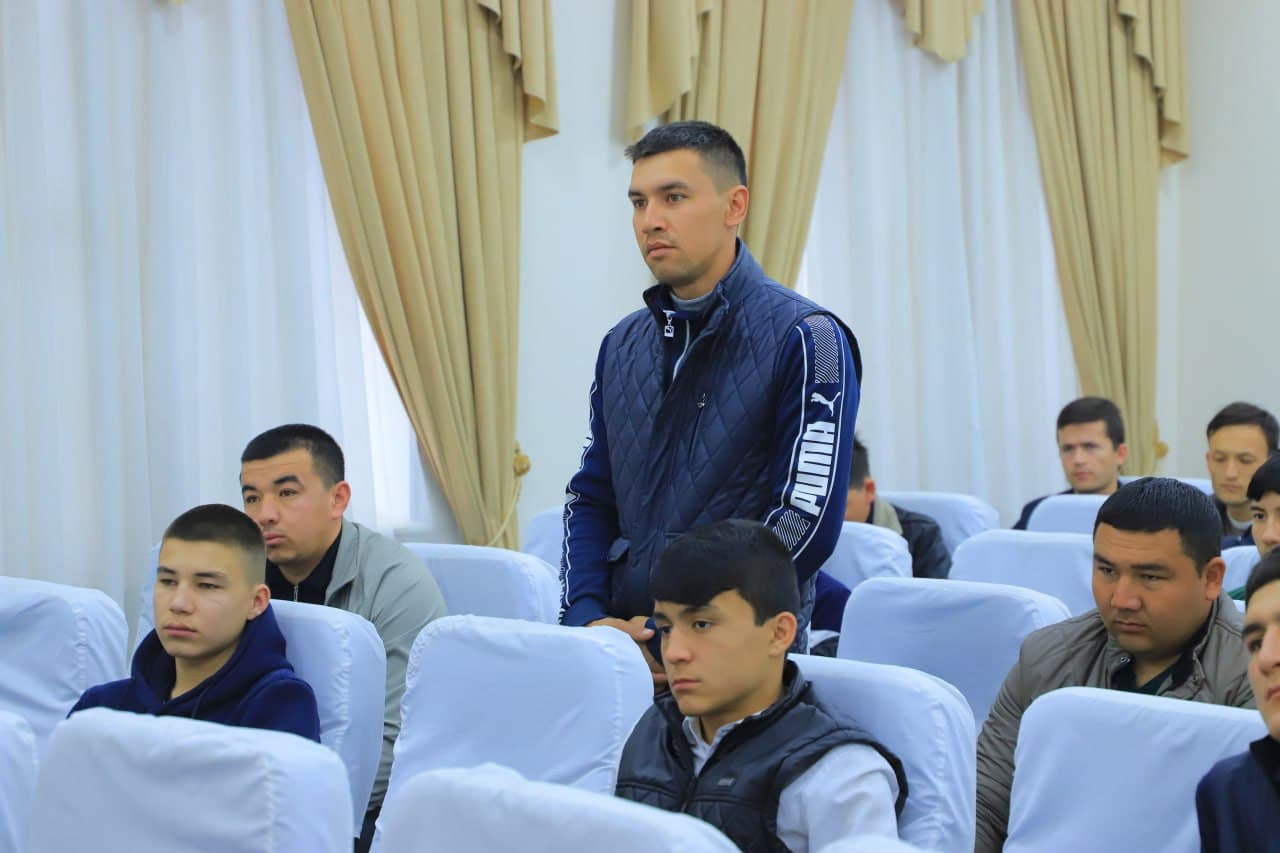 PAYSHANBA — YOSHLAR KUNI DOIRASIDA OTALIQQA OLINGAN YOSHLAR BILAN UCHRASHUV O‘TKAZILDI