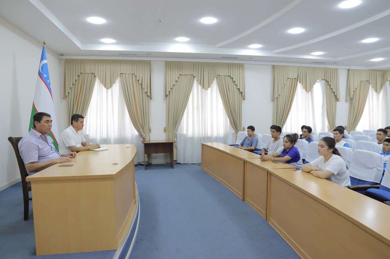 Zomin tumanida “Payshanba — Yoshlar kuni” doirasida sportchi yoshlar bilan ochiq muloqot o‘tkazildi
