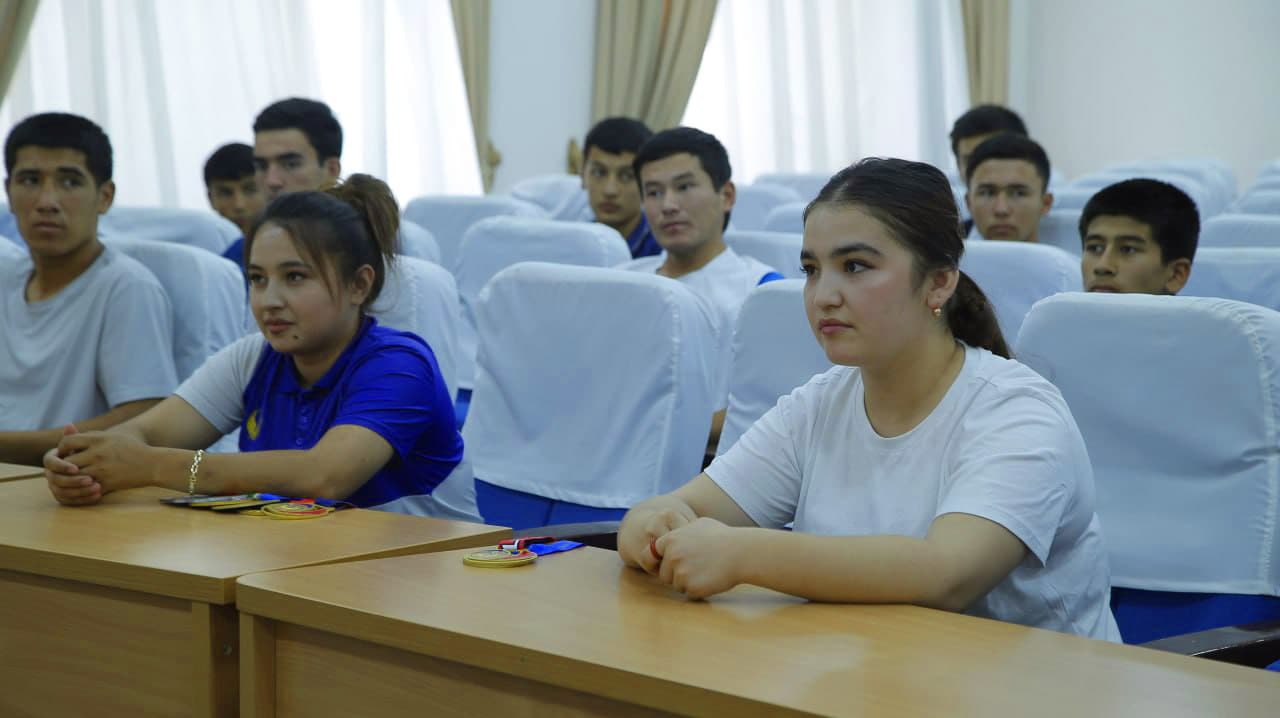 Zomin tumanida “Payshanba — Yoshlar kuni” doirasida sportchi yoshlar bilan ochiq muloqot o‘tkazildi