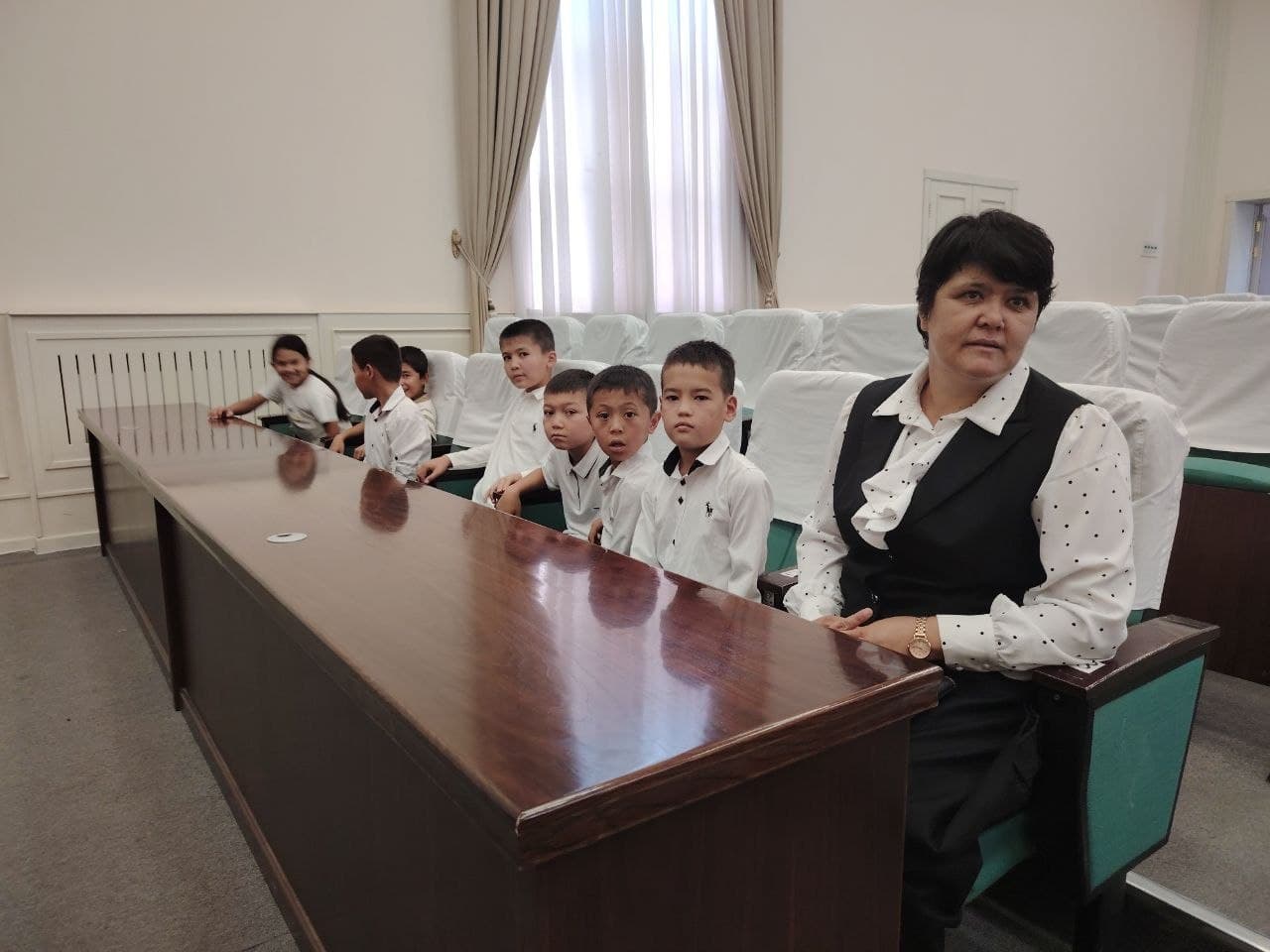 Zominlik o‘quvchilar tuman hokimligiga sayohat uyushtirishdi!