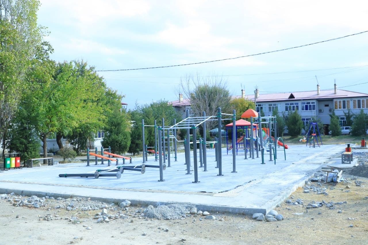 NAVBAHOR MAHALLASIDA BOLALAR O‘YINGOHLARI VA ZAMONAVIY SPORT MAYDONCHALARI BARPO ETILMOQDA