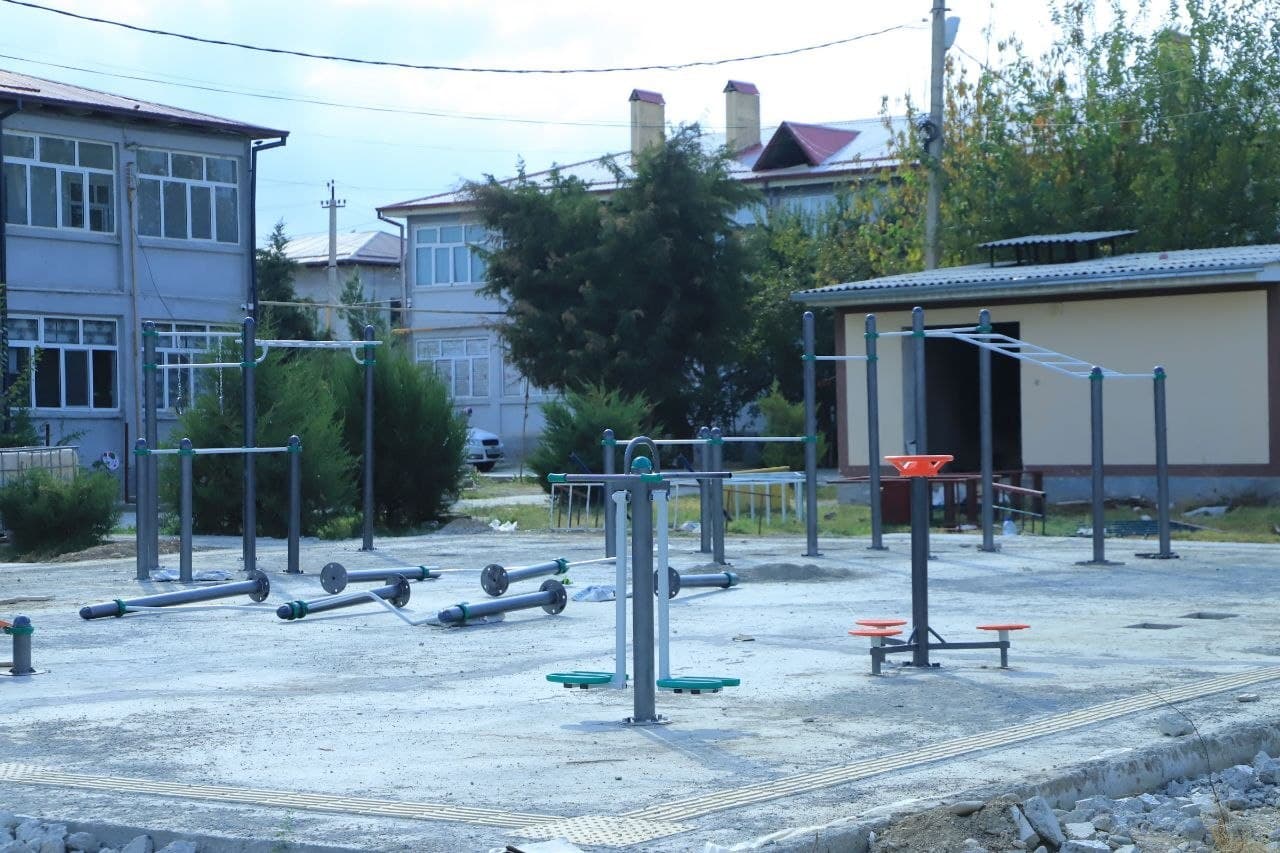 NAVBAHOR MAHALLASIDA BOLALAR O‘YINGOHLARI VA ZAMONAVIY SPORT MAYDONCHALARI BARPO ETILMOQDA