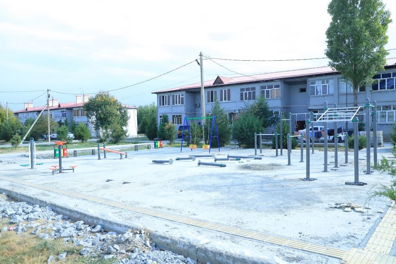 NAVBAHOR MAHALLASIDA BOLALAR O‘YINGOHLARI VA ZAMONAVIY SPORT MAYDONCHALARI BARPO ETILMOQDA