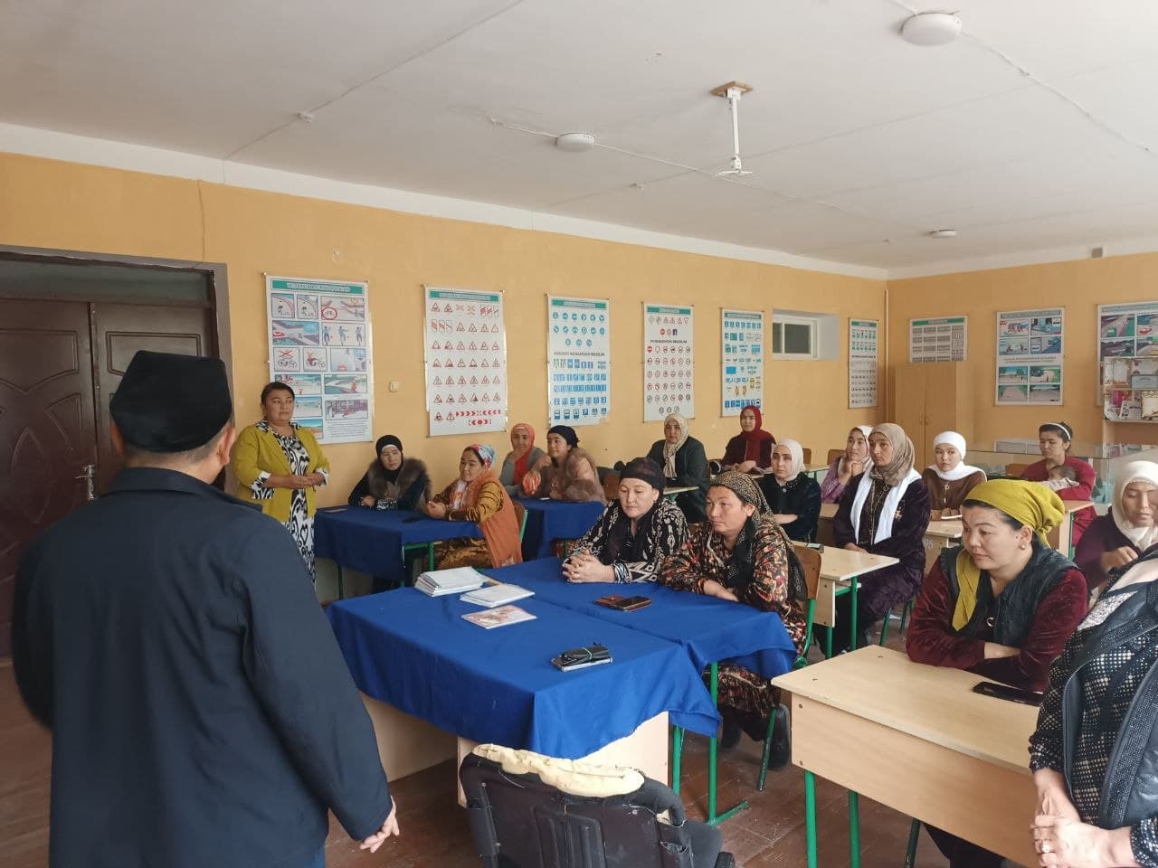 ZOMIN TUMANIDA ISHSIZ XOTIN-QIZLARNI KASB-HUNARGA O‘QITISH BO‘YICHA UCHRASHUV O‘TKAZILDI