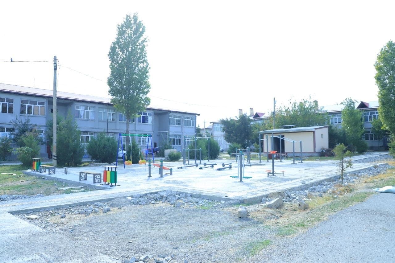 NAVBAHOR MAHALLASIDA BOLALAR O‘YINGOHLARI VA ZAMONAVIY SPORT MAYDONCHALARI BARPO ETILMOQDA