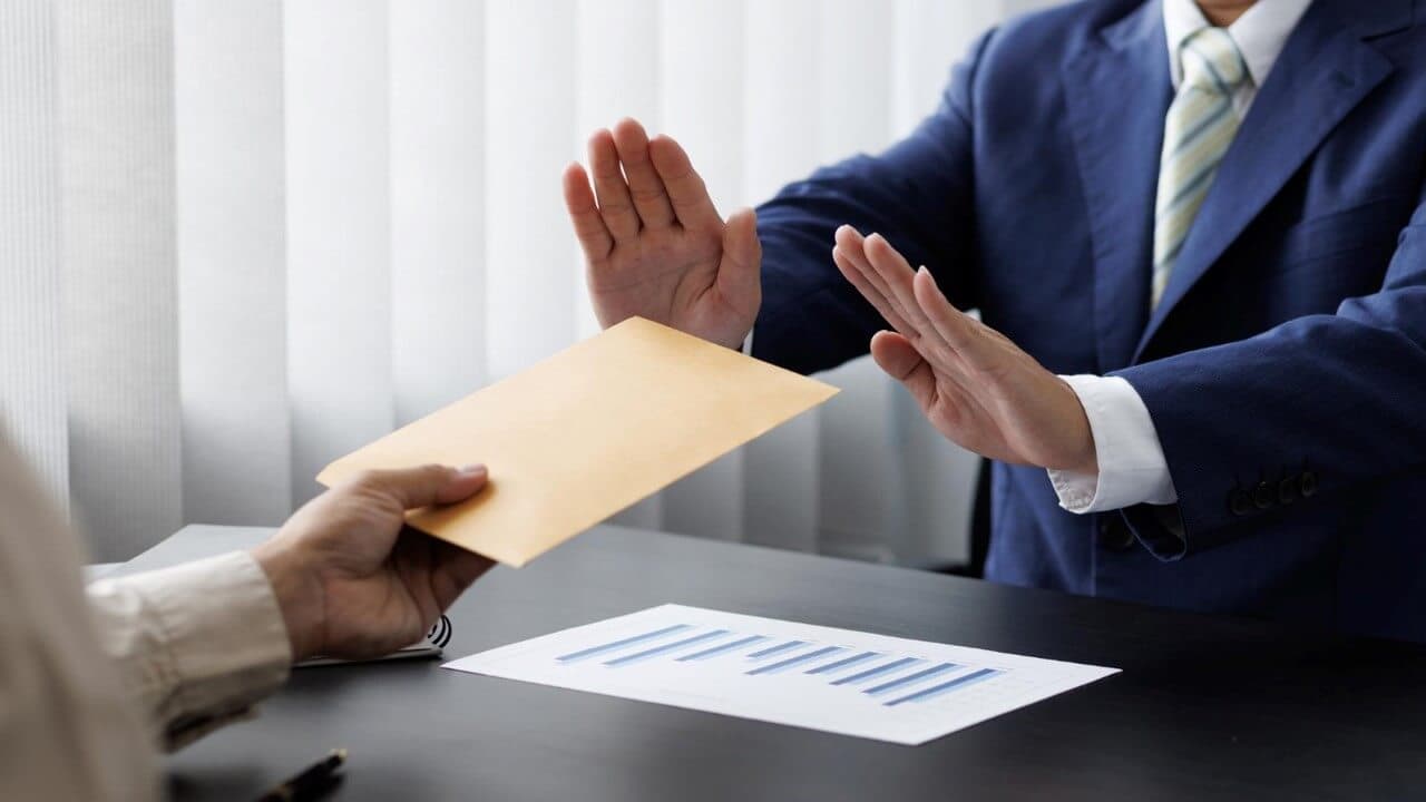 Manfaatlar to‘qnashuvi to‘g‘risidagi qonunchilik talablarini bajarmaslik korrupsiyaga oid maʼmuriy huquqbuzarliklardan biri sifatida belgilanmoqda