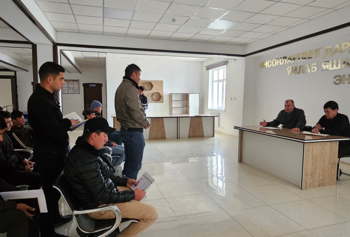 Yangiobod tumani hokimi Ibrohim Qarshiboyev yoshlar bilan ochiq muloqot o'tkazdi