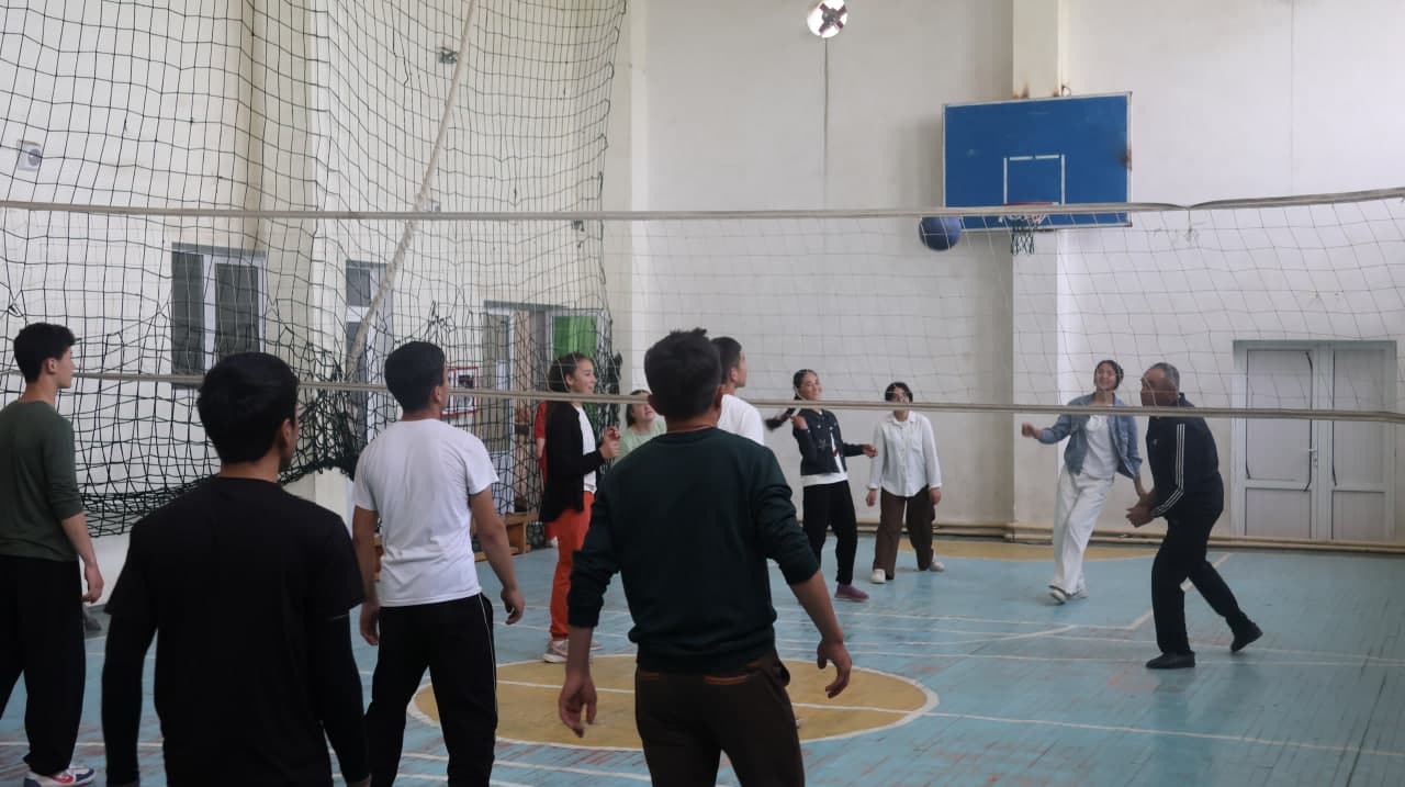 Bitiruvchilar bilan uchrashuv va sport mashg‘uloti o‘tkazildi