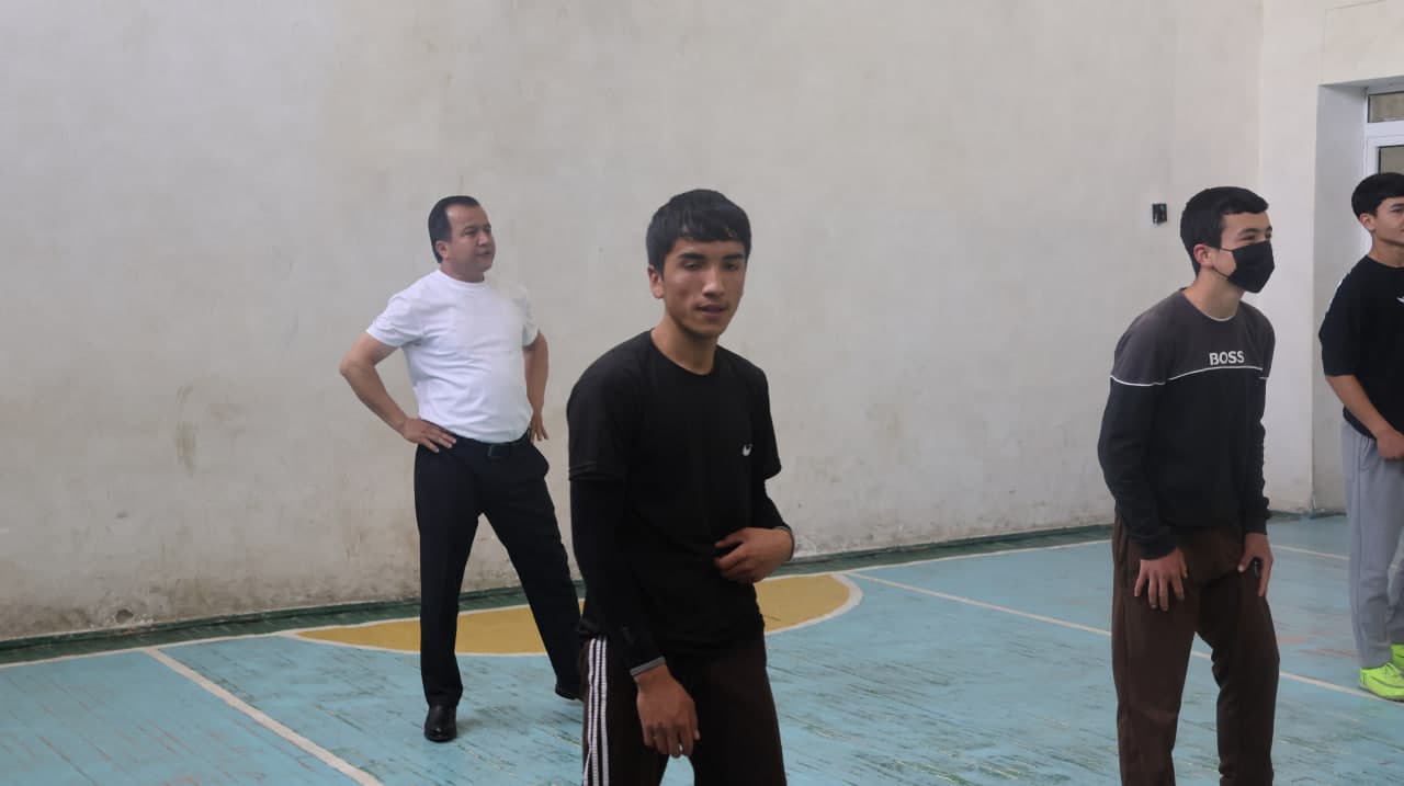 Bitiruvchilar bilan uchrashuv va sport mashg‘uloti o‘tkazildi