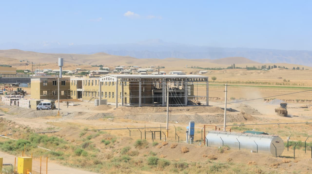 YANGIOBOD TUMANIDA YANGI IXTISOSLASHTIRILGAN MAKTAB QURILISHI JADAL DAVOM ETMOQDA