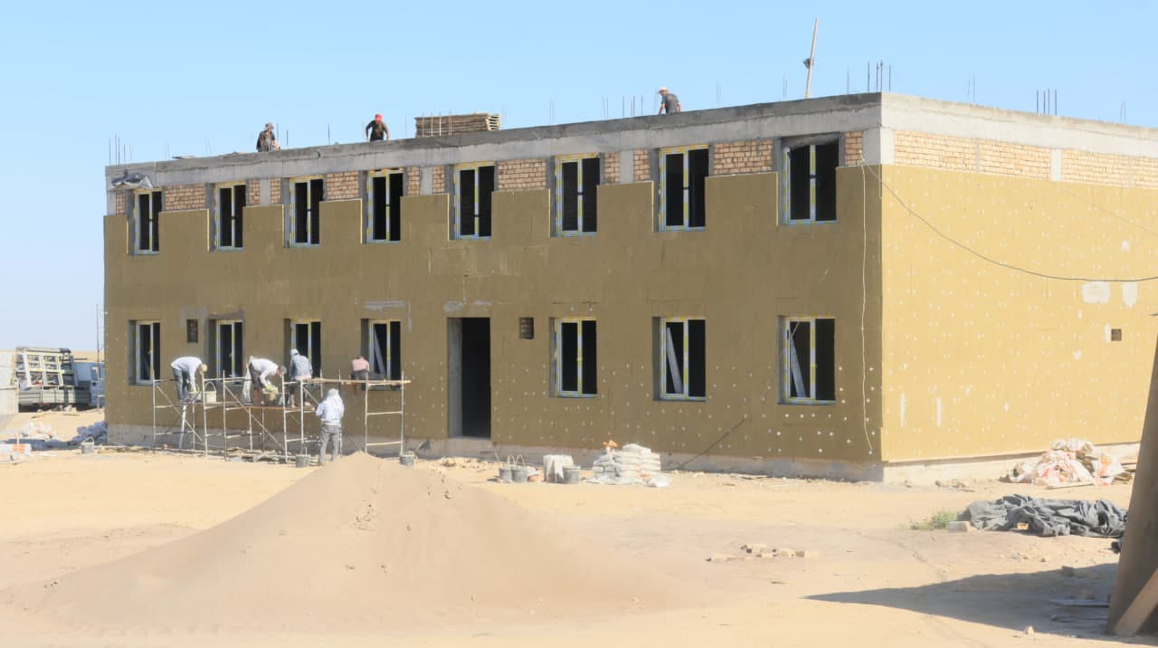 YANGIOBOD TUMANIDA YANGI IXTISOSLASHTIRILGAN MAKTAB QURILISHI JADAL DAVOM ETMOQDA