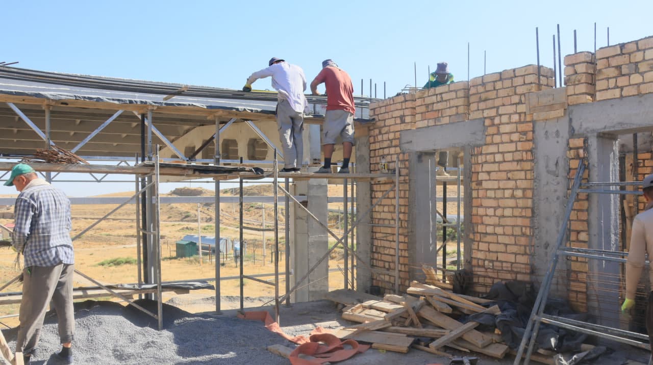 YANGIOBOD TUMANIDA YANGI IXTISOSLASHTIRILGAN MAKTAB QURILISHI JADAL DAVOM ETMOQDA
