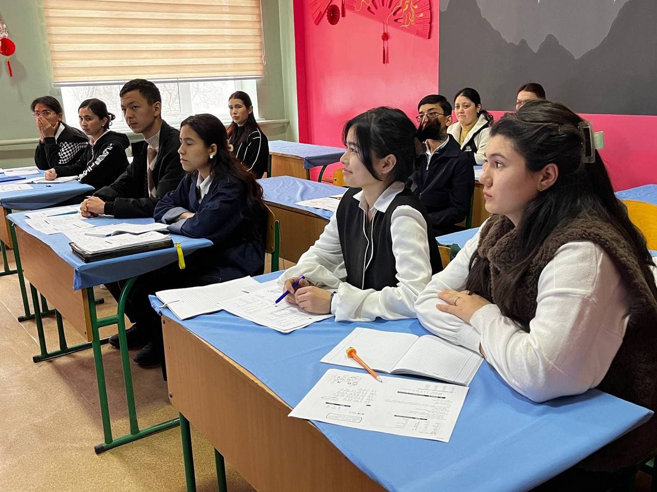 Ayni vaqtda Sirdaryo tumani hokimi Azizbek Turdimurodov haftaning payshanba kuni “Yoshlar kuni” doirasida Sirdaryo pedagogika texnikumiga tashrif buyurib, yoshlar bilan ochiq muloqot o‘tkazmoqda.