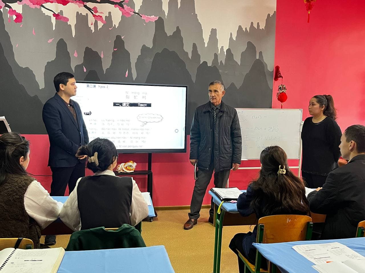 Ayni vaqtda Sirdaryo tumani hokimi Azizbek Turdimurodov haftaning payshanba kuni “Yoshlar kuni” doirasida Sirdaryo pedagogika texnikumiga tashrif buyurib, yoshlar bilan ochiq muloqot o‘tkazmoqda.