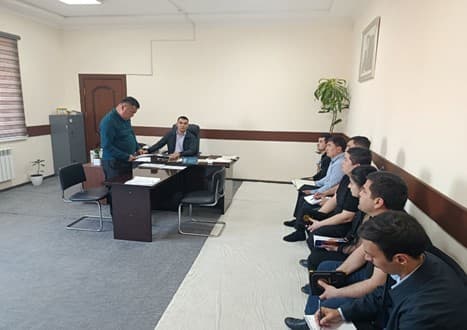 Guliston tumanlararo iqtisodiy sudi va Majburiy ijro byurosi Sirdaryo tuman bo‘limi hamkorligida sud hujjatlari ijrosini ta’minlash masalalariga bag‘ishlangan yig‘ilish o‘tkazildi.