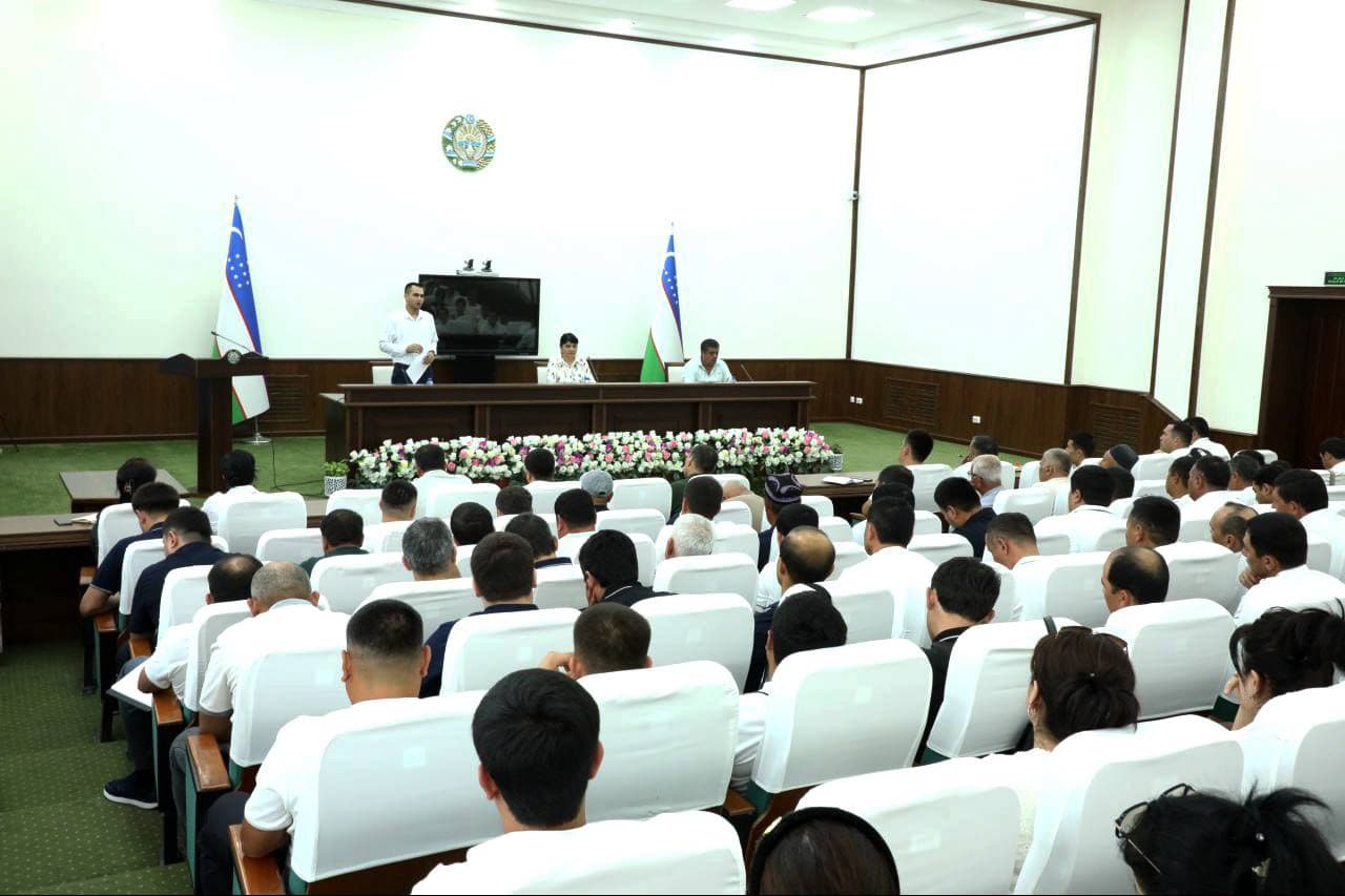 Sirdaryo tumani hokimligida “Ayollar daftari”ning 7-bosqichi doirasida amalga oshiriladigan ishlarni samarali tashkil etish masalalariga bag‘ishlangan muhokamasi bo‘lib o‘tdi.