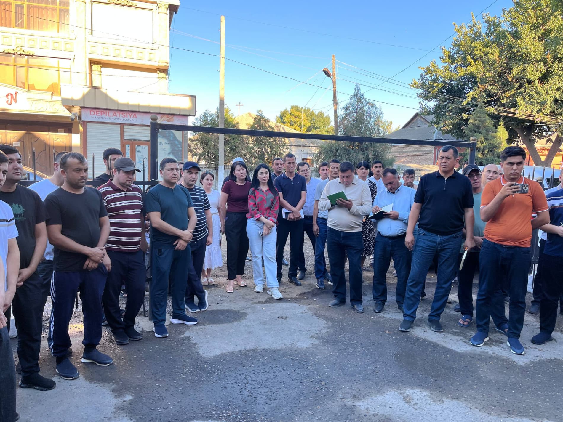 Sirdaryo tumani hokimi tomonidan aholi hamda tadbirkorlar ishtirokida infratuzilma loyihalari yuzasidan ochiq muloqot o‘tkazildi.