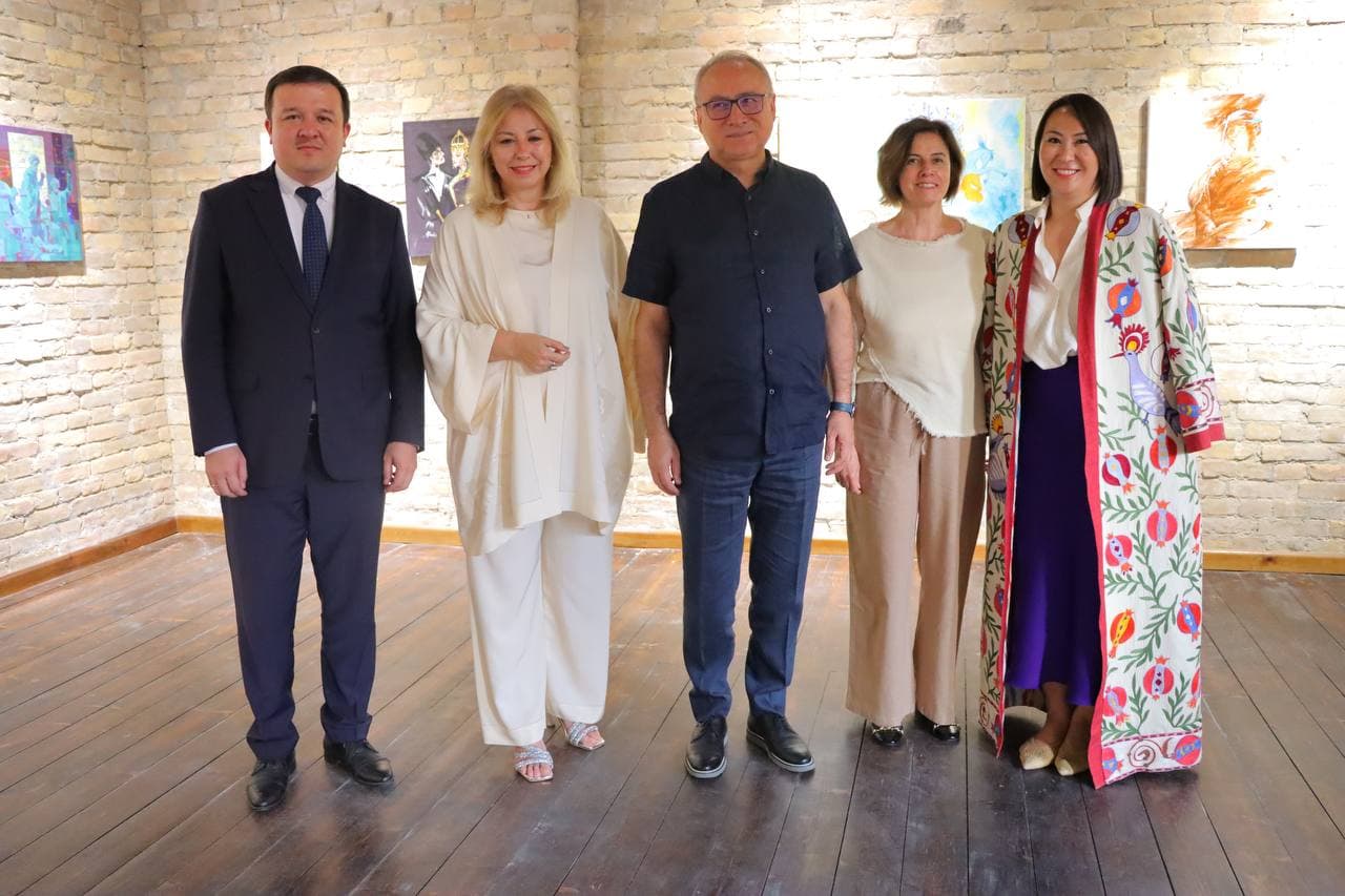 В галерее Art Station в Самарканде проходит международная выставка художников тюркского мира