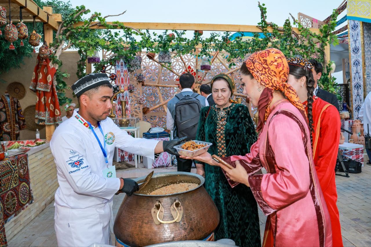 Национальный павильон Узбекистана, построенный в виде традиционного узбекского двора, произвел яркое впечатление на гостей Авазы