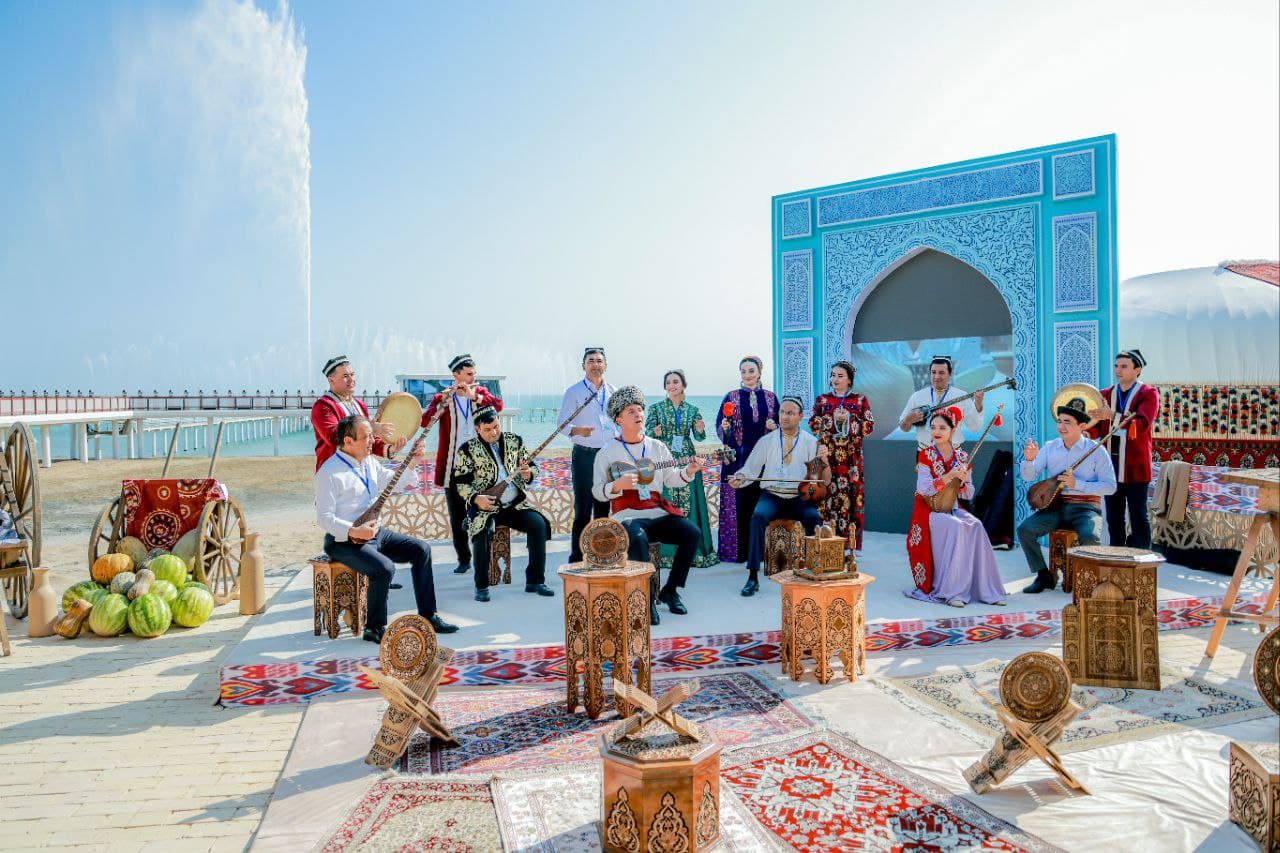 Национальный павильон Узбекистана, построенный в виде традиционного узбекского двора, произвел яркое впечатление на гостей Авазы