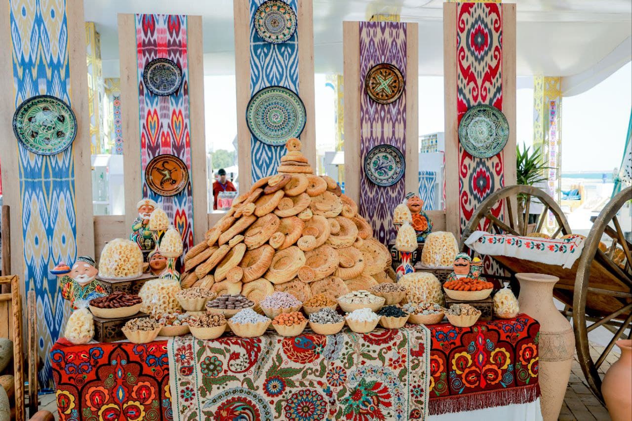 Национальный павильон Узбекистана, построенный в виде традиционного узбекского двора, произвел яркое впечатление на гостей Авазы