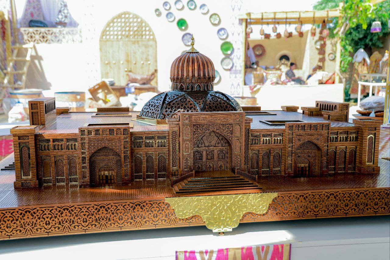 Национальный павильон Узбекистана, построенный в виде традиционного узбекского двора, произвел яркое впечатление на гостей Авазы