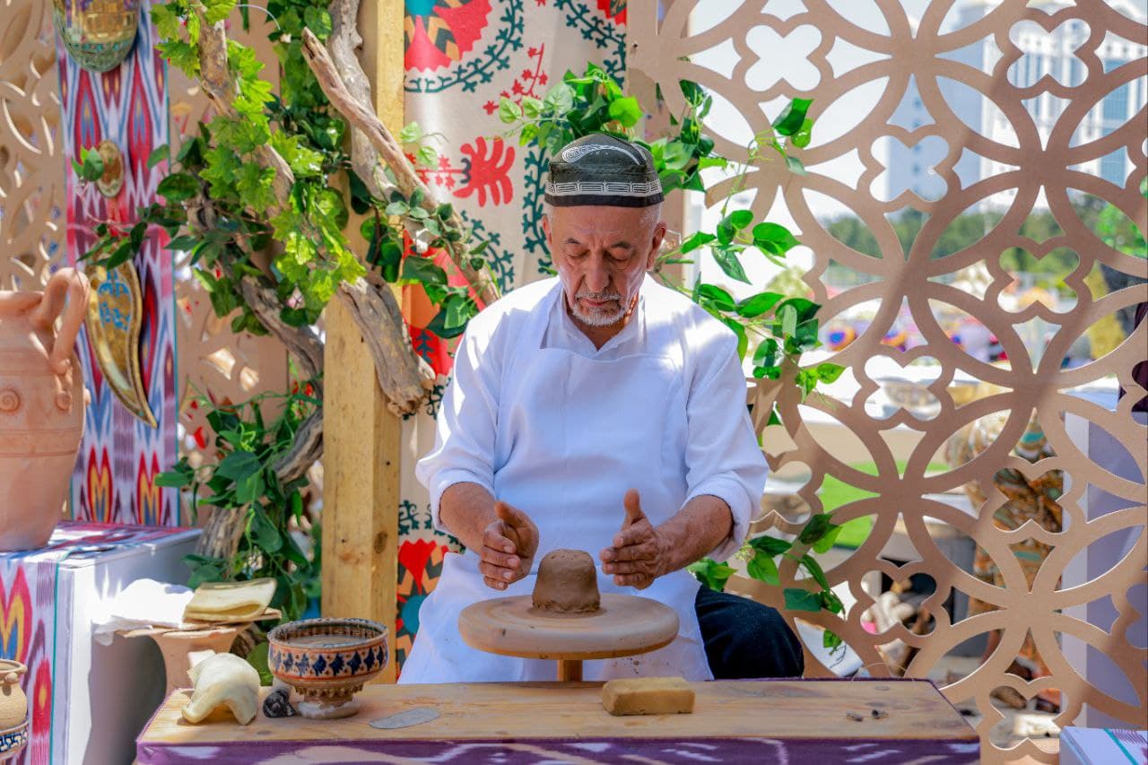 Национальный павильон Узбекистана, построенный в виде традиционного узбекского двора, произвел яркое впечатление на гостей Авазы