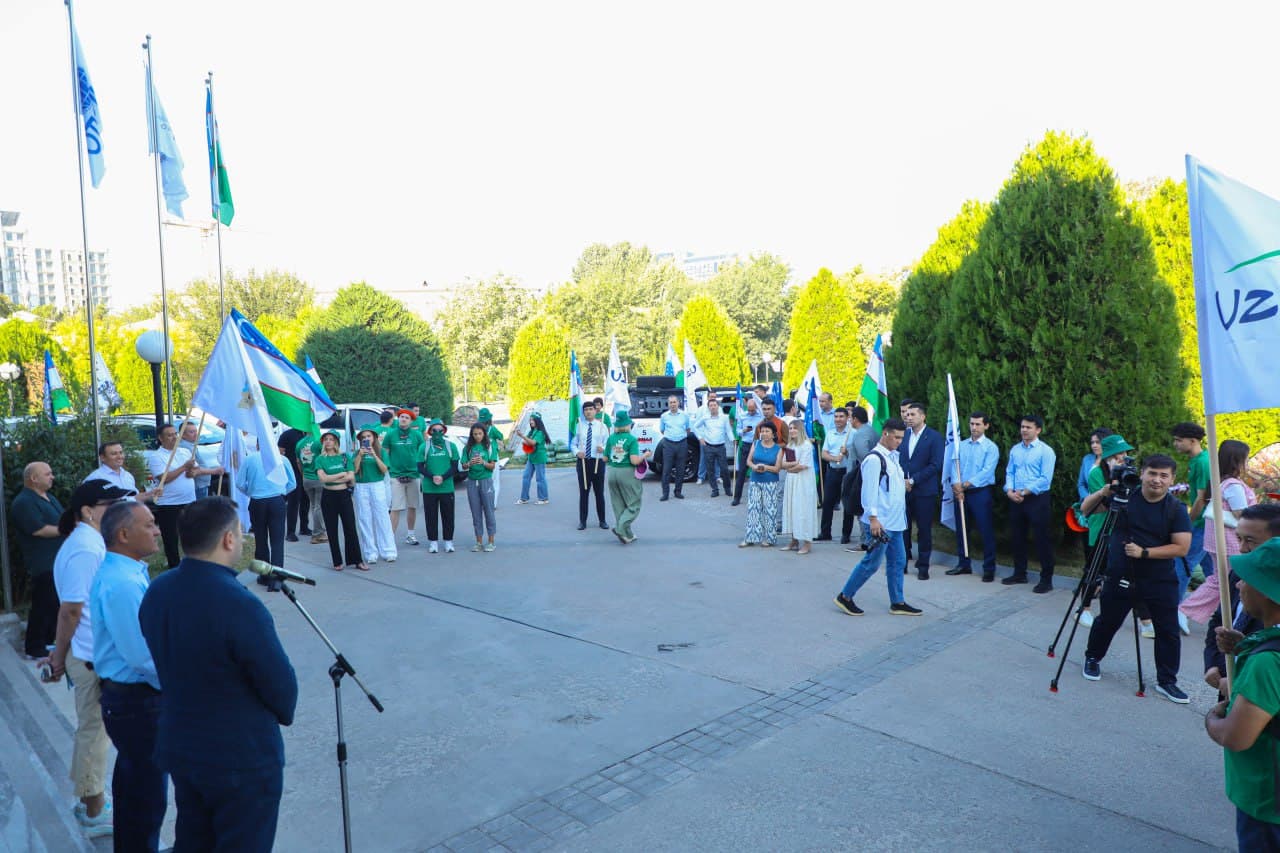 “Orolga tashrif” xalqaro avtosayohat loyihasi ishtirokchilari tantanali kuzatildi