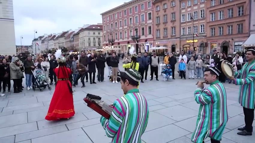 Uzbek dances and songs performed at Warsaw’s historic square