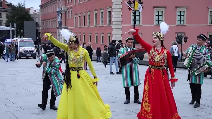 Uzbek dances and songs performed at Warsaw’s historic square