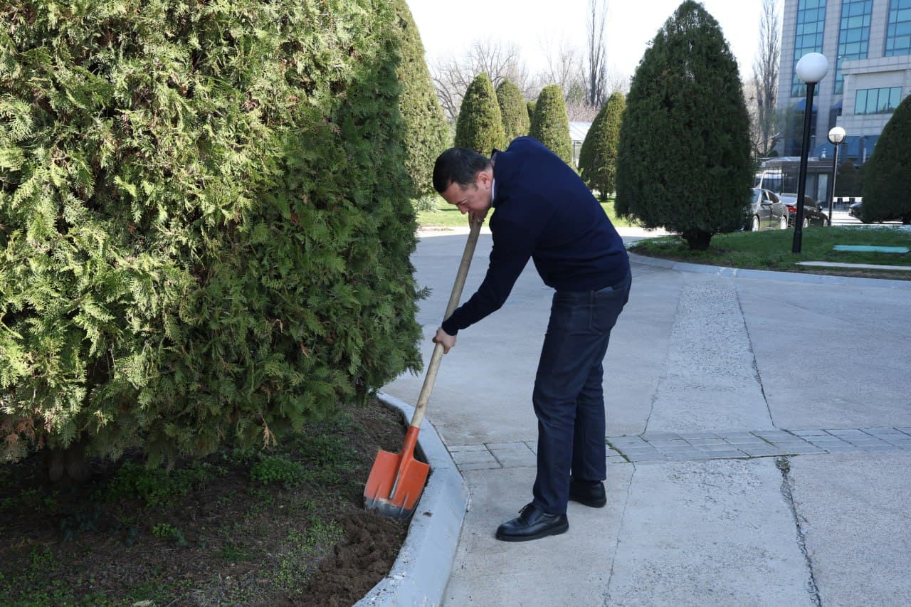 В Комитете по туризму прошел общенародный благотворительный хашар