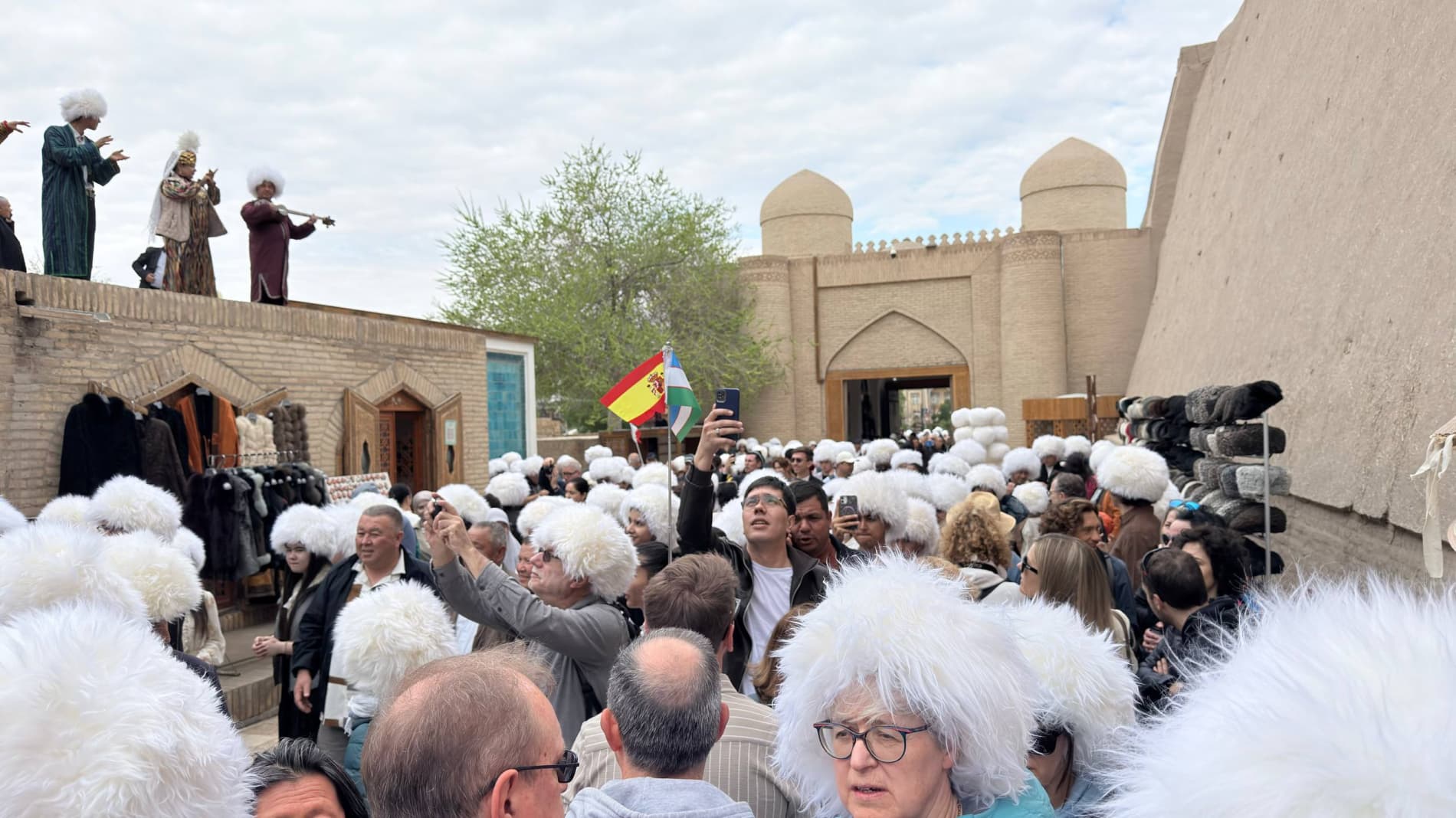 В Ичан-Кале проходит международный фестиваль «Хорезмская чогирма и флешмоб»